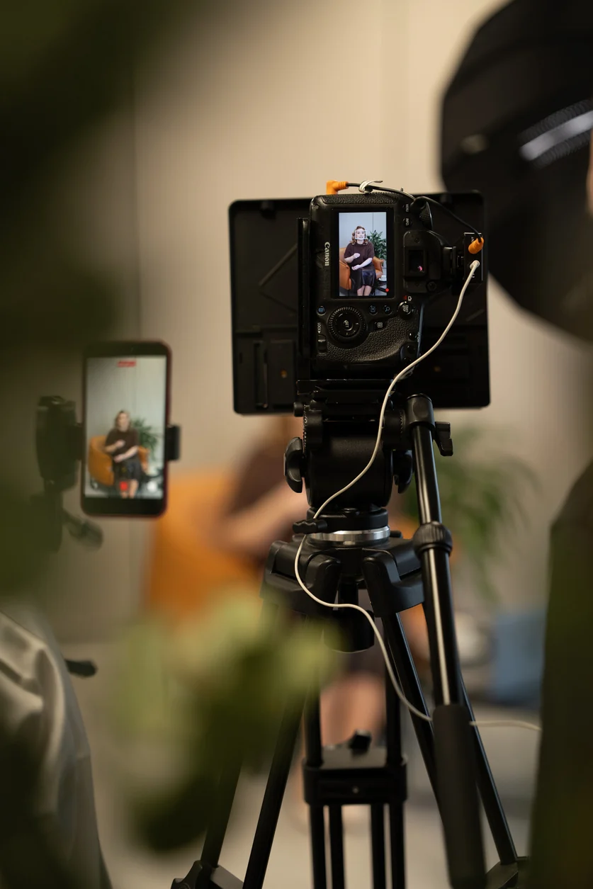 Filmare pentru marketingul de conținut, cu telefonul și camera